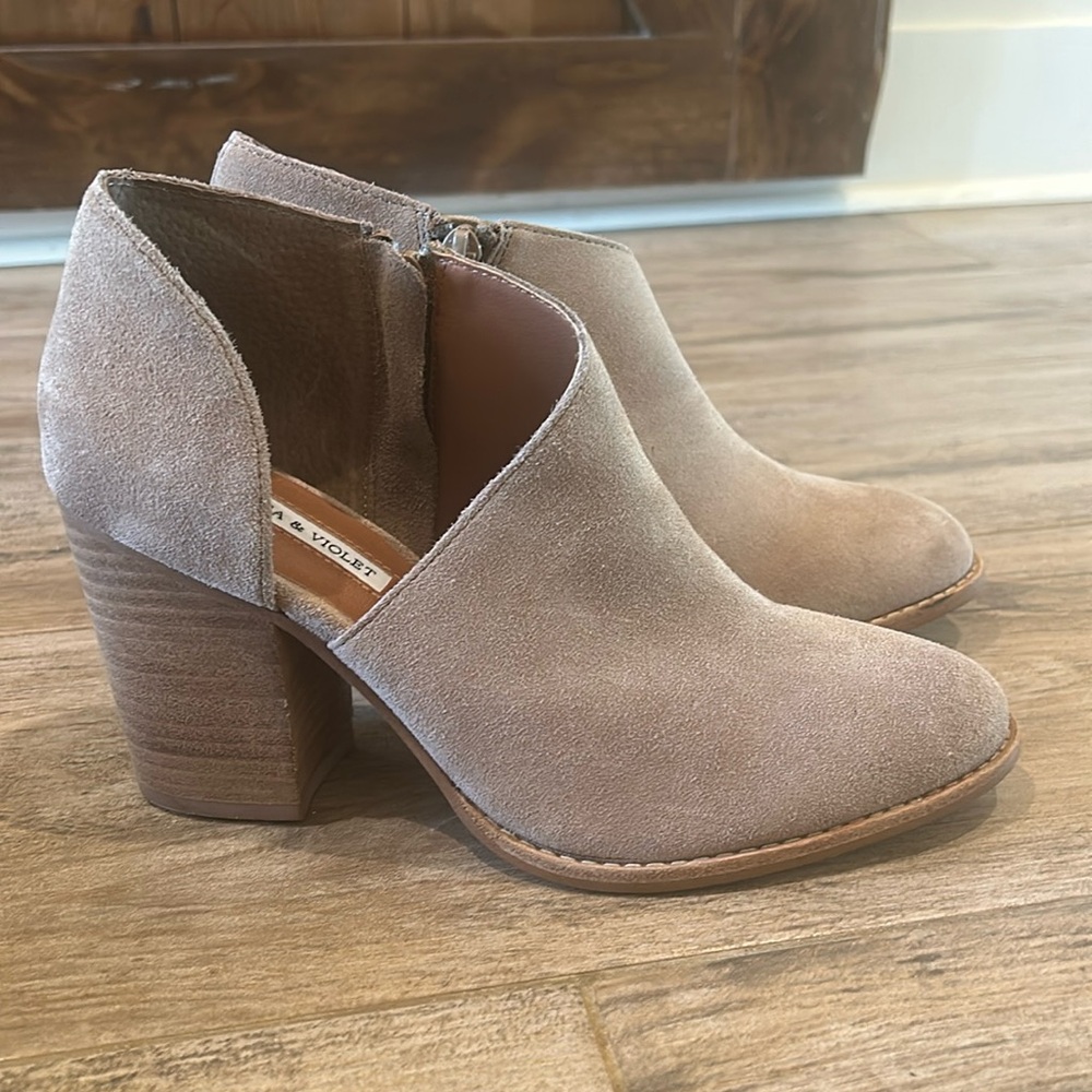 Suede size 8 Chelsea & Violet Booties